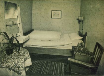 Hotel am Marktplatz Ende der 40er Jahre. Blick in ein Einzelzimmer. Die Aufnahme kaschiert gekonnt, dass es keine Fenster gibt und der Raum nur 2,9 x 2,04 m misst.