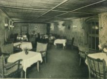 Speisesaal Hotel am Marktplatz in den 40er Jahren. Tapeten an den Wänden, Deckenverkleidung bilden ein gepflegtes und ansprechendes Ambiente.