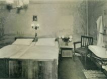 Mit Liebe zum Detail eingerichtet. Doppelzimmer im Hotel am Marktplatz ca. 1949.