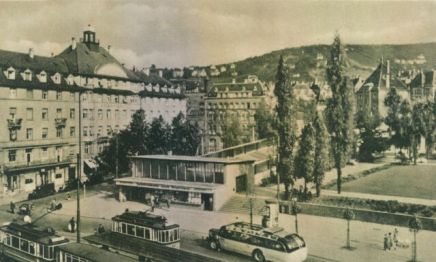 „Platz der SA“ (Marienplatz) vor dem Krieg. Der Bunker wurde unter der Grünanlage neben dem Zahnradbahnhof errichtet.
