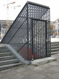 Die transparente Gitterkonstruktion des neugestalteten Bunkerzugangs setzt einen Akzent am Rande des Platzes.