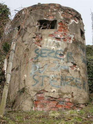 Aus Backstein gemauerter Beobachter in Obertürkheim. Das Bauwerk war einst komplett grau verputzt. Inzwischen prägen zahlreiche Absplitterungen sein Aussehen.