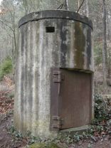 Splitterschutzzelle im Siebenmühlental. Wo sie den Krieg verbrachte, ist unklar. An der Kleinmichelesmühle wurde sie erst nach dem Krieg aufgestellt.