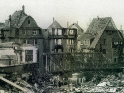 Aufnahme vom GeScho-Areal vermutlich Februar 1944. Inmitten von Trümmern ist der Mollbunker klar zu erkennen. Die Gebäude an der Dornbirner Straße wurden ebenfalls teils schwer beschädigt. Die Häuserzeile steht noch heute.