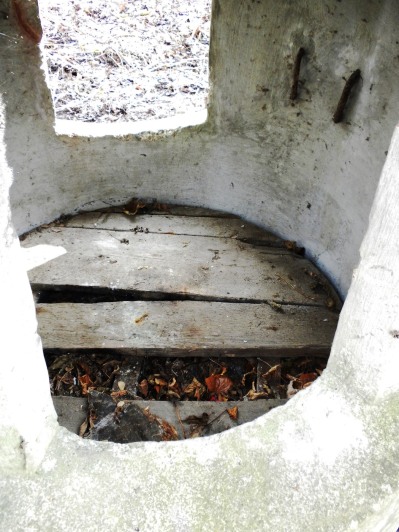 Diese Splitterschutzzelle hatte einen eingelegten Holzboden, der noch immer teilweise erhalten ist.