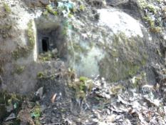 Sehschlitz einer eingegrabenen Splitterschutzzelle unbekannter Bauart in Giengen an der Brenz.