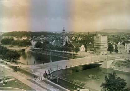Wieder aufgebaute Rosensteinbrücke und Hochbunker Badstraße nach dem Krieg. Am linken Bildrand die Wilhelmsbrücke und die Bäume am Mühlgrün..