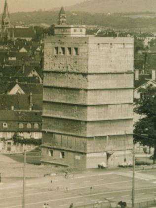 Der Hochbunker nach dem Krieg. Links im Bild ist die Fläche zu sehen, die das Bunkerhotel als Parkmöglichkeiten nutzte.