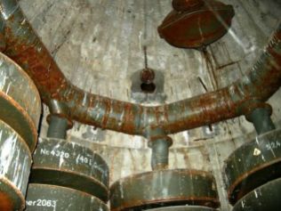 Filteranlage in einem Winkelturm Typ2 in der Bunkerspitze. Um Giftgasangriffen zu begegnen hatten Luftschutzbunker Gasschleusen und solche Luftfilter.