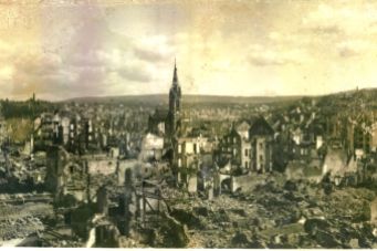 1946. Die ev. Stadtkirche inmitten einer Ruinenlandschaft.