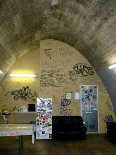 Backstage-Raum im 1. OG. Die Räume lassen noch immer die unterschiedlichen Ausbaustufen des einstigen Bunkers erkennen.