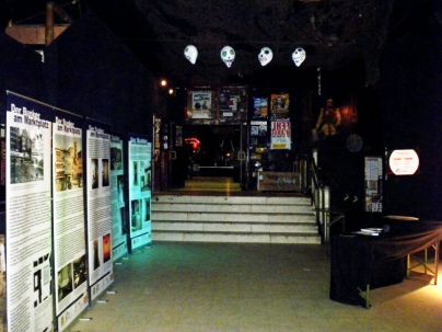 Foyer der Röhre mit Bunker-Rock-Ausstellung im Dezember 2011.