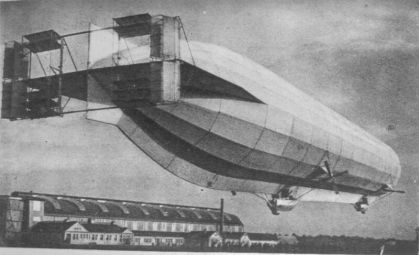 Deutsches Luftschiff Typ "Zeppelin" landet in Freidrichshafen. Auch auf dem Oberwiesenfeld landeten ab 1909 Luftschiffe.