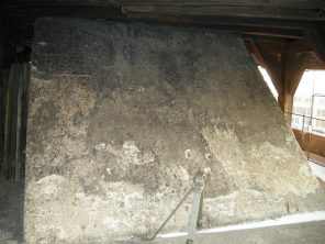 Der betonierte Splitterschutz des Ausgangs zum Dach.