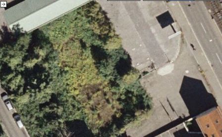 Das Areal vor Baubeginn (auf Google): Parkplätze und Brachland. Unter den Büschen und Bäumen links im Bild lag der Bunker lange Zeit verborgen.