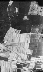 Luftaufnahme vom Flughafen Mötzingen (FM). Der Nacht-Scheinflughafen wurde 1944 in einen Feldflugplatz umgewandelt. Am oberen Bildrand (M) sind die Bauten der Munitionsniederlage Nagold zu sehen (Foto: University of Keele).
