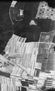 Luftaufnahme vom Flughafen Mötzingen (FM). Der Nacht-Scheinflughafen wurde 1944 in einen Feldflugplatz umgewandelt. Am oberen Bildrand (M) sind die Bauten der Munitionsniederlage Nagold zu sehen (Foto: University of Keele).