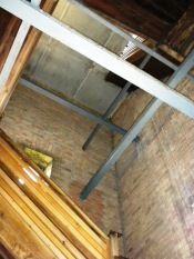 Im Innern des Turms führt eine Holztreppe nach oben.