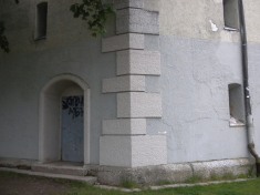 Die Klinker an den Kanten sind für Münchener Hochbunker typisch.