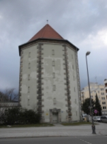 Ansicht von der Schleißheimer Straße. Der Bunker ist der einzige in Milbertshofen mit 6 Stockwerken.