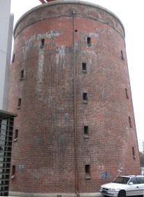 Die Ziegeloptik lässt den Bunker wie ein Industriebauwerk aussehen, an wenn solche Fassaden für München eher untypisch sind.