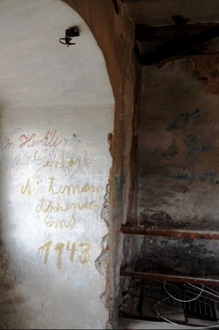 An der Wand des obersten Turmzimmers sind noch immer einige Originalinschriften wie diese aus dem Jahr 1943 erhalten.