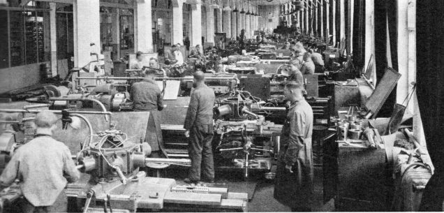 Produktion von Fahrwerksteilen für Flugzeuge in der Glockenstraße 36 um 1936.