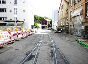In der Quellen- und Glockenstraße liegen noch heute die früheren Industriegleise. Aufnahme von 2018.