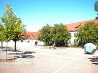 Wolfbuschschule - Schulhof 2019.