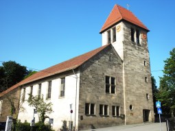 Die Martinskirche liegt direkt am Pragfriedhof. Beim Bau der Kirche musste eine LS-Rettungsstelle eingeplant werden.