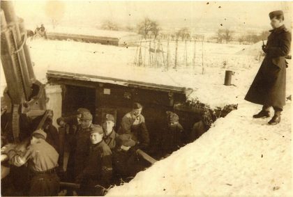 Weilimdorf: Stellung im Hardt im Winter 1944/45. Links im Hintergrund ein Munitionsbunker.