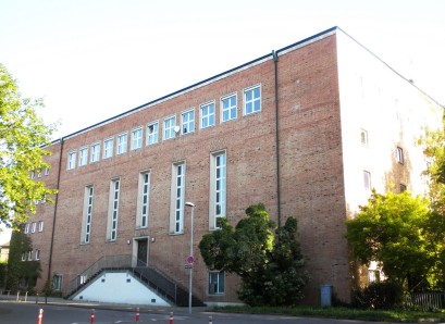 Freitreppe an der Turnhalle. Die Schule vereint Elemente mehrerer architektonischer Srömungen der 1920er Jahre.