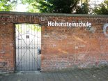 Zugang zum Schulhof der Hohensteinschule.
