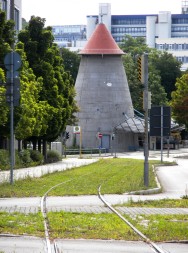 Der Winkelturm am Bahnhof Feuerbach beherbergt seit 2006 ein Bunkermuseum.